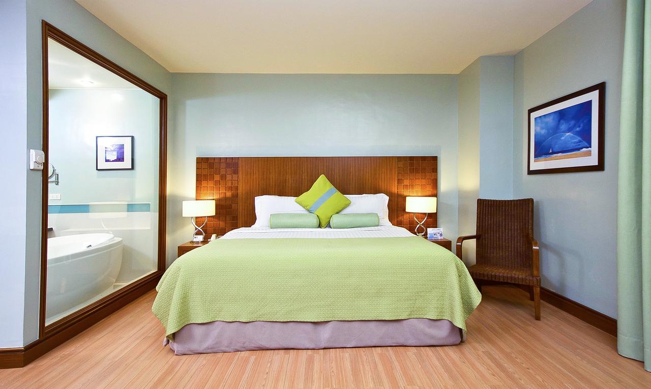 The Lighthouse Marina Resort Olongapo Exterior foto