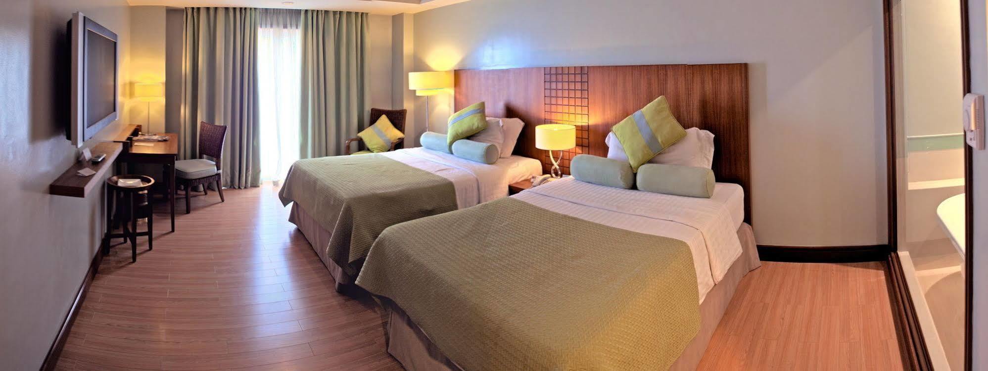 The Lighthouse Marina Resort Olongapo Exterior foto