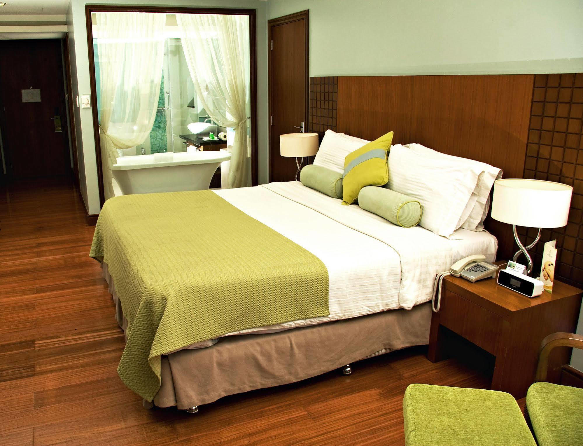 The Lighthouse Marina Resort Olongapo Exterior foto